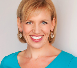 Mari Smith - headshot turquoise